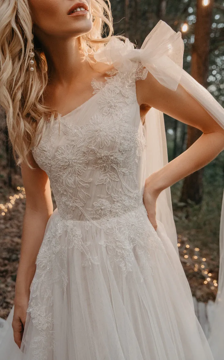 Bohemian A-Line Tulle Wedding Dress With One-shoulder Neckline And Zipper Back-716438